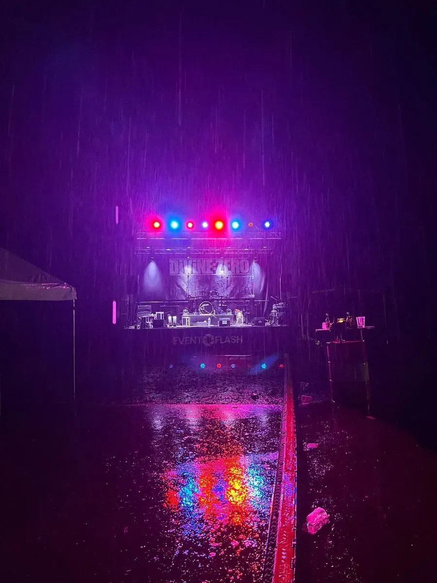 Bühne beim Crimson Fest in Flussbach mit Lautsprechern und Licht