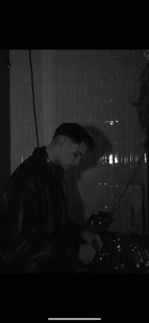 DJ Noah Eis an den Turntables mit stimmungsvoller Lichttechnik