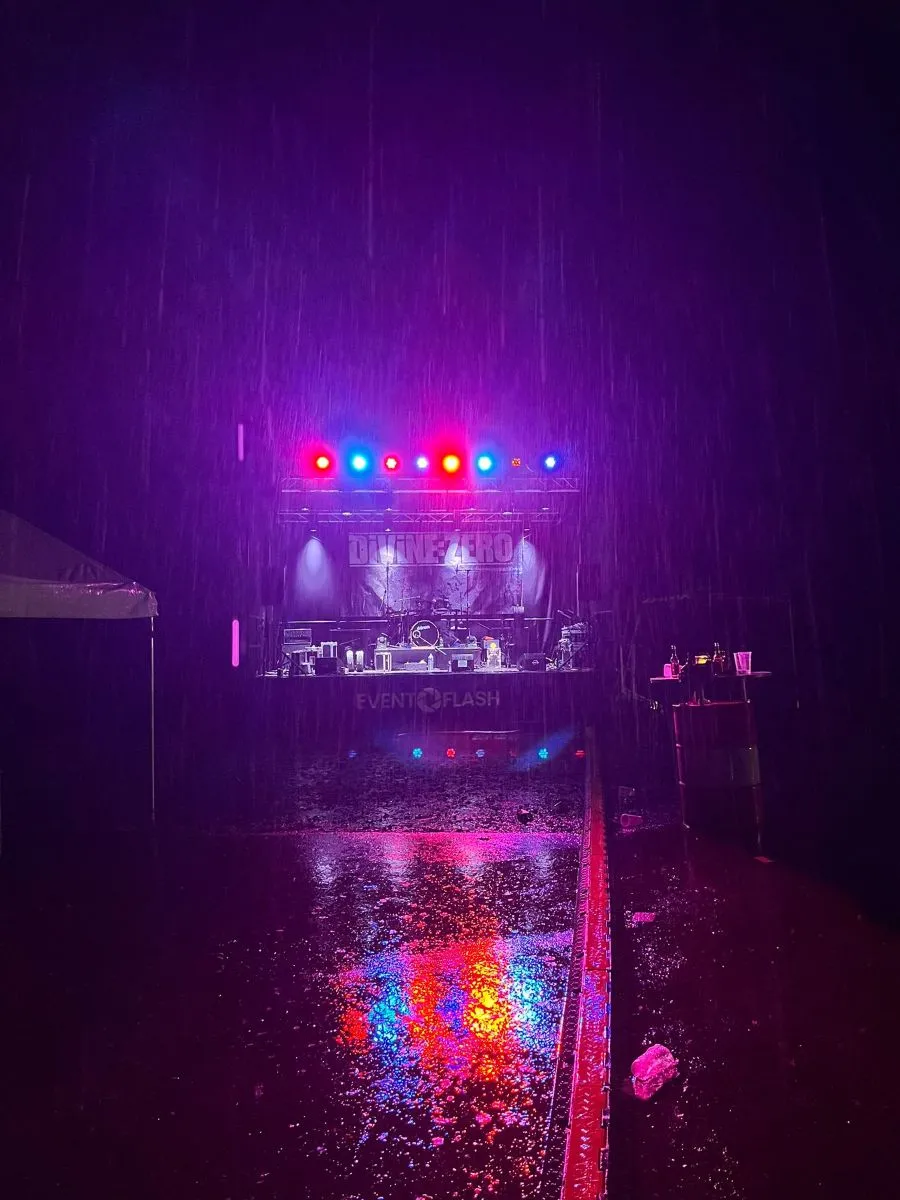 Bühne beim Crimson Fest in Flussbach mit Lautsprechern und Licht