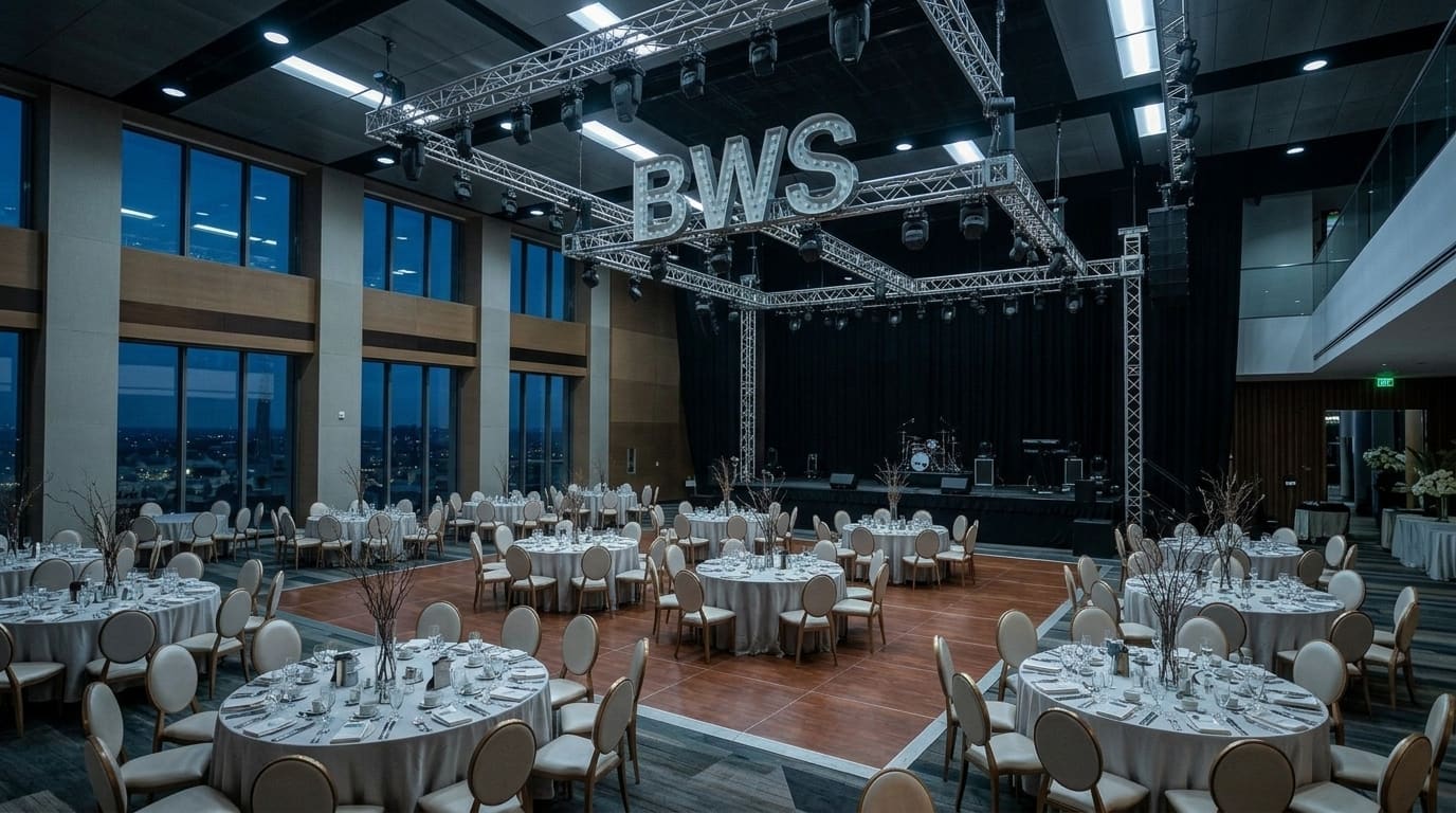 Eventhalle vor der Feier: Gewöhnliches kaltes Hallenlicht, sterile Deckenbeleuchtung